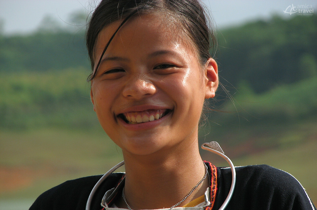 Une femme souriante de l'ethnie Dao blanc femme souriante ethnie dao blanc