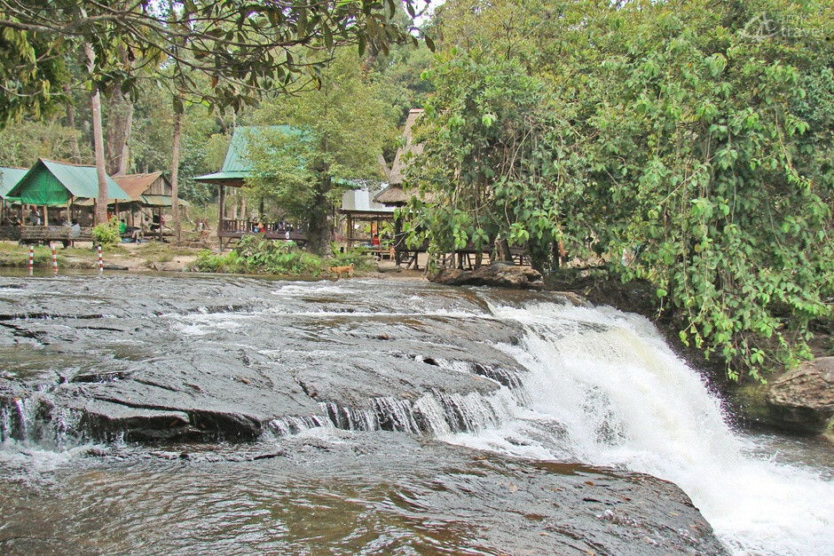 La cascade de la rivière sacrée à Phnom Kulen cascade phnom kulen