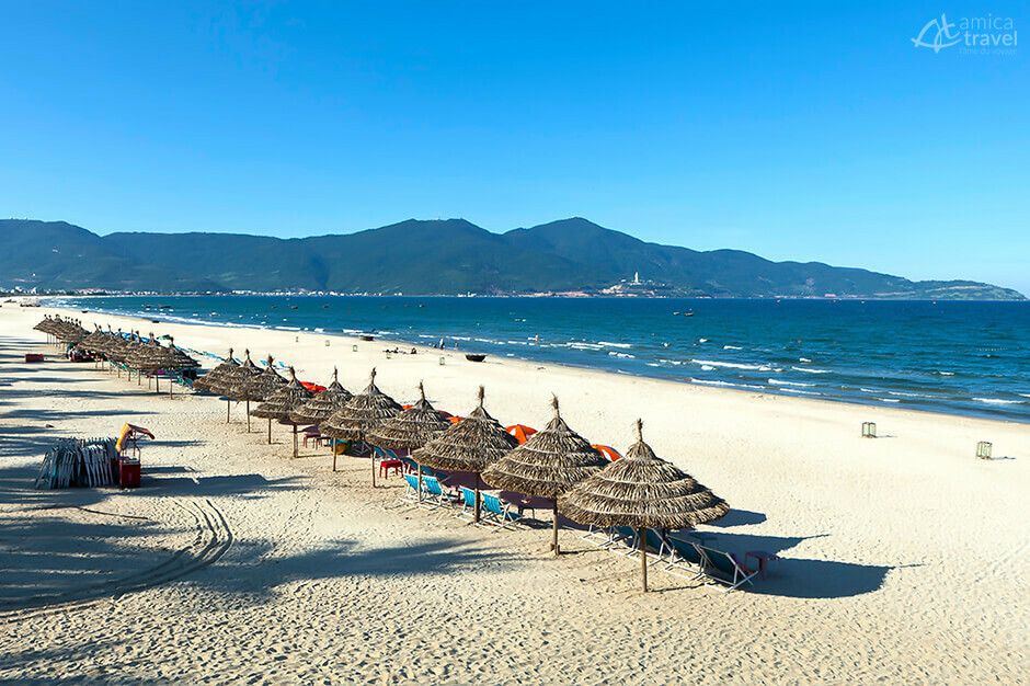 La plage de Nha Trang parapluies en bambous plage nha trang