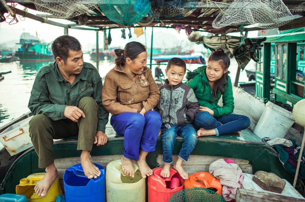 Famille de pêcheurs Halong Vietnam