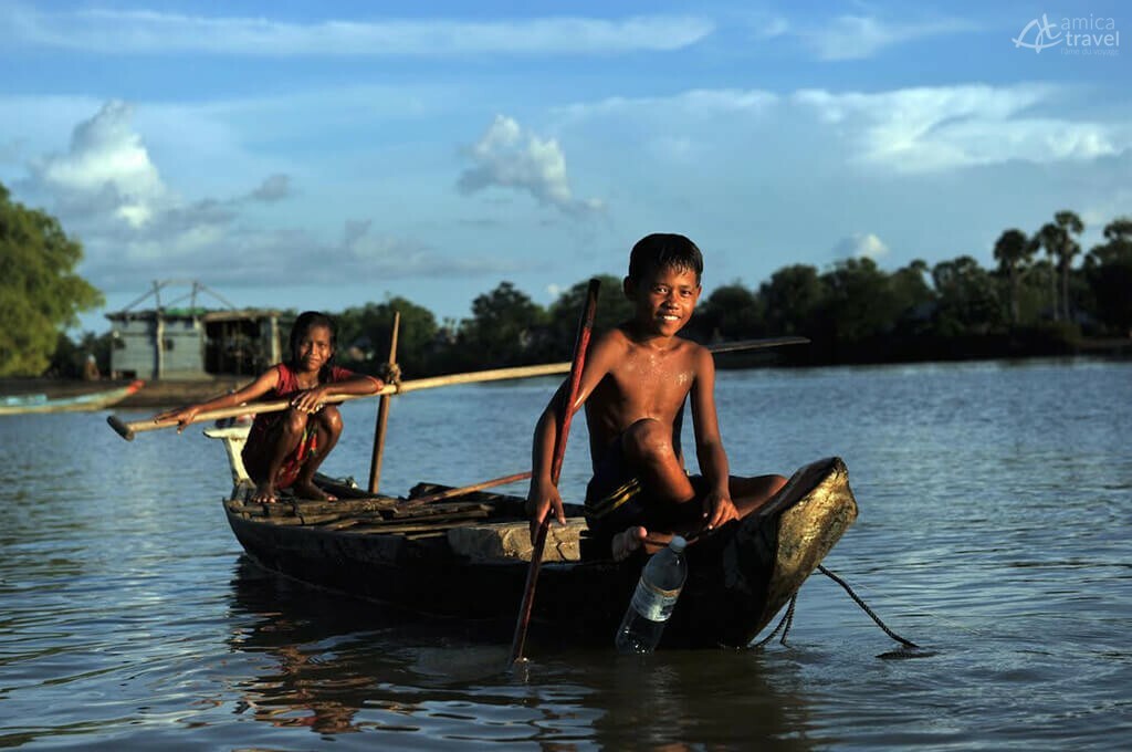 Enfants à la peau bronzée du Tonlé Sap enfants Tonle Sap Cambodge