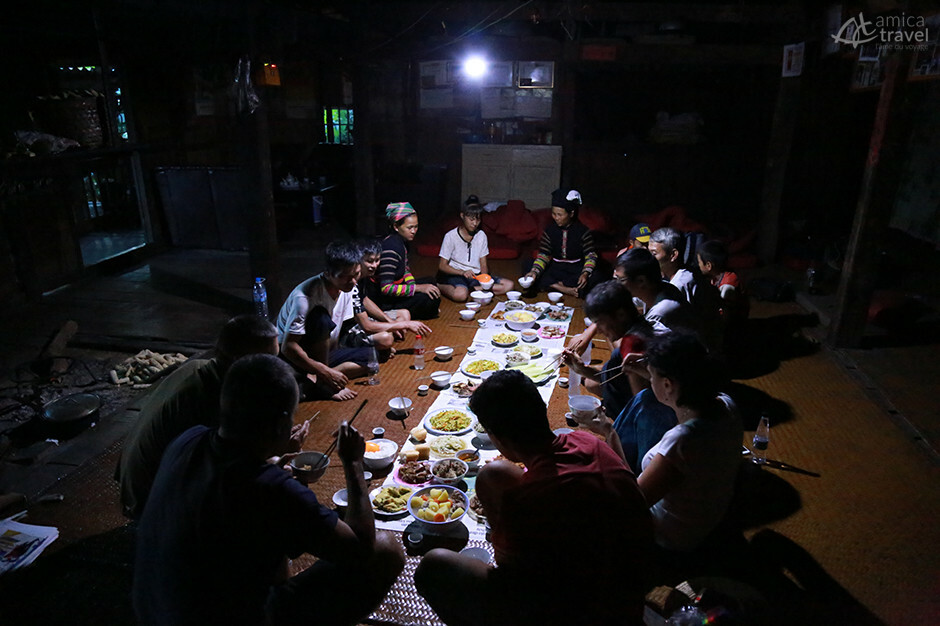 Dîner avec une famille de Lolo noirs dine chez lolo noir