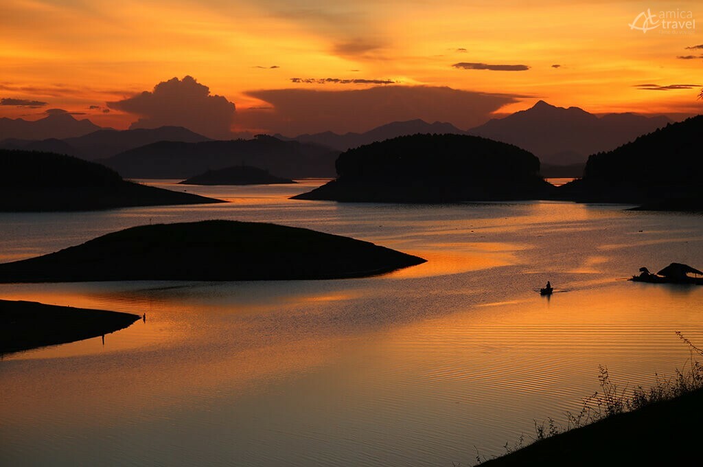 Coucher du soleil sur le lac de Thac Ba coucher soleil thac ba vietnam