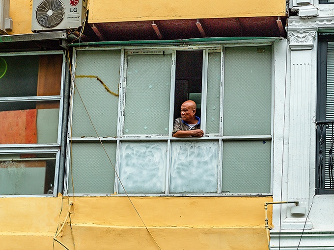 vue homme depuis fenetre